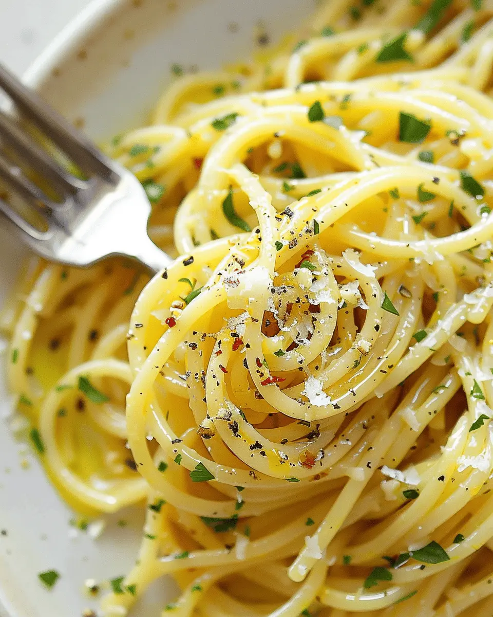 Spaghetti with Garlic and Olive Oil: A Quick and Cozy Delight